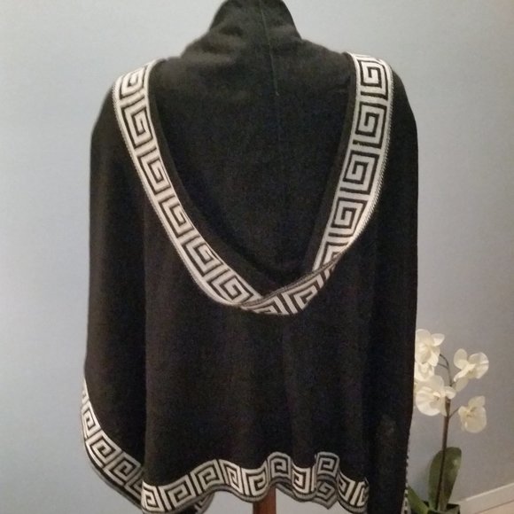 SOL baby alpaca hooded cape with traditional trim NWT - Picture 2 of 4